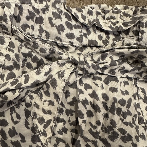 Aerie Shorts Womens M Gray White Paperbag Mid-Rise Animal Print Belted Pull On - Picture 4 of 14